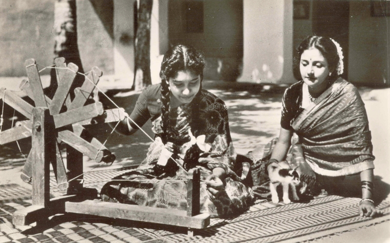 16-13 - Pondichery - jeunes fileuses